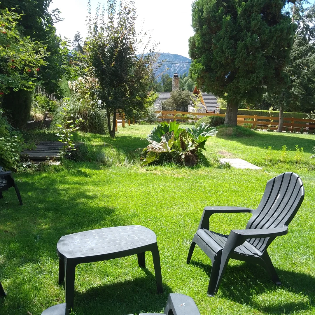 Reposeras y mesa en el parque con los cerros de fondo