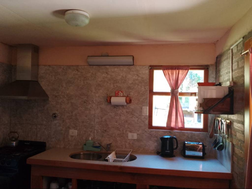 Cocina con campana, pava eléctrica y tostadora