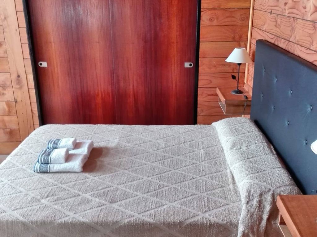 Dormitorio con cama matrimonial y placard