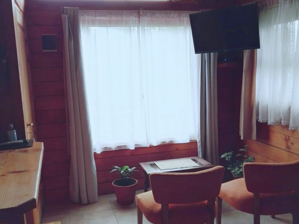 Estar con televisor, ventana y sillones